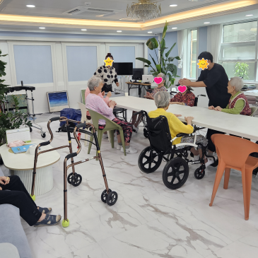숲재활요양원에서 진행한 팝튜브 인지활동 모습